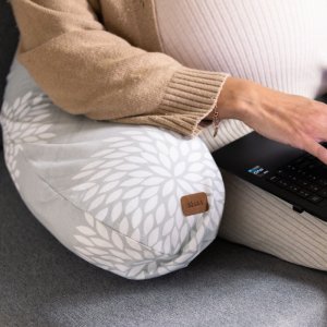 Coussin d’allaitement big flopsy flower gris Beaba