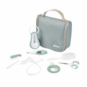 Valise avec l'assise de voyage + trousse de toilette nomade 9 accessoires vert sauge + tasse d'apprentissage 360° sage green - beaba Beaba
