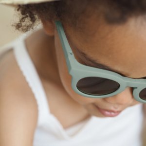 Lunettes de soleil 2-4 ans rétro vert sauge Beaba