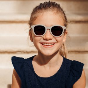 Lunettes de soleil 4-6 ans square gris velours Beaba