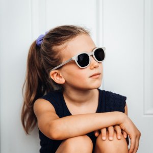 Lunettes de soleil 4-6 ans square gris velours Beaba
