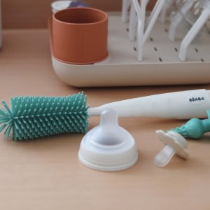 Goupillon silicone pour biberons vert sauge Beaba