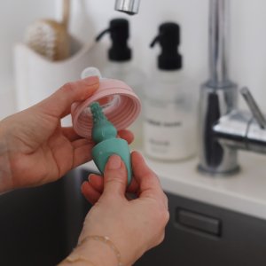 Goupillon silicone pour biberons vert sauge Beaba