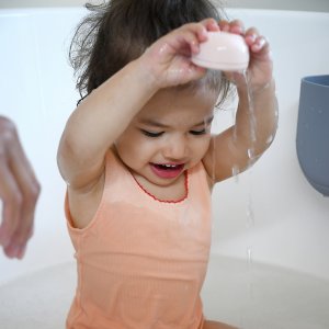 Jouets de bain bébé empilables gigognes en silicone multicouleurs Beaba