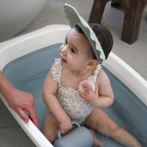 Visière de bain bébé en silicone ondulée vert de gris Beaba