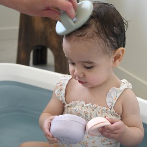 Brosse bébé silicone spéciale croûtes de lait vert de gris Beaba