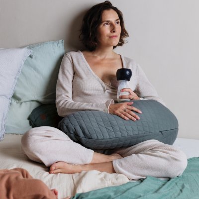 Coussin d’allaitement big flopsy fleur de coton gris minéral