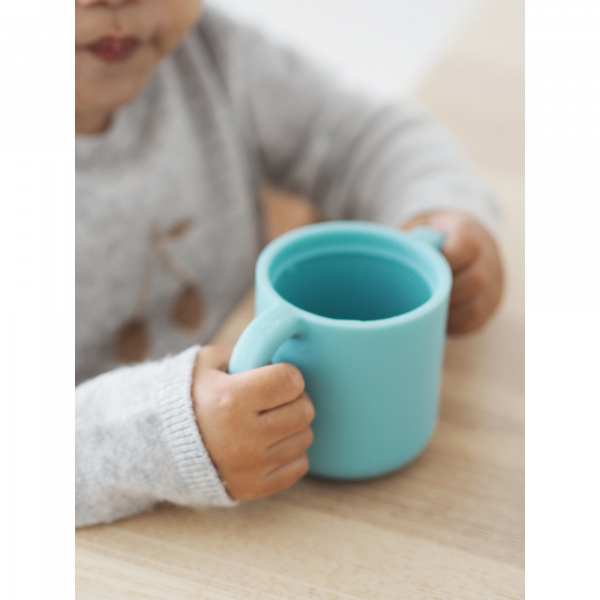 Tasse d’apprentissage bébé en silicone avec anses blue Beaba