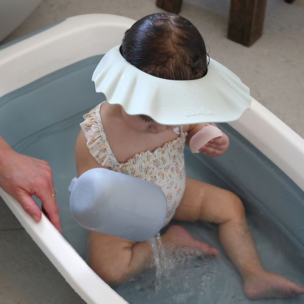 Visière de bain bébé en silicone ondulée vert de gris Beaba
