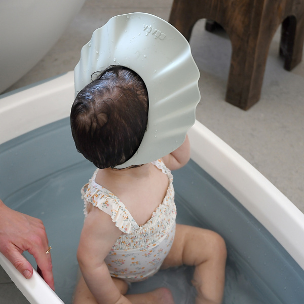 Visière de bain bébé en silicone ondulée vert de gris Beaba