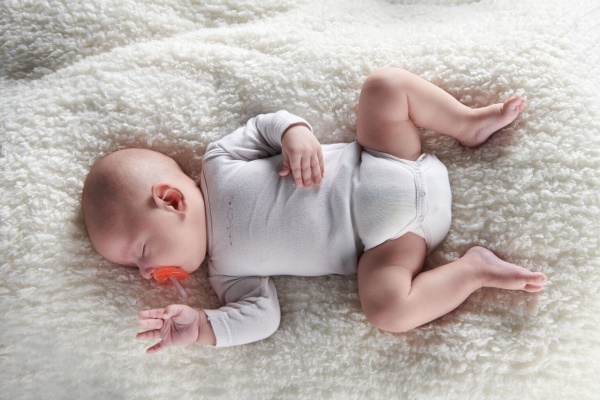 Sucette naturel physio tout en silicone - 6/18 mois - coloris aléatoire Bebeconfort