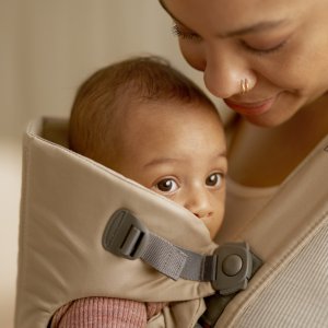 Porte-bébé mini tissé beige Babybjorn