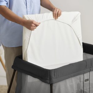 Lit parapluie light babybjorn noir avec drap housse blanc pur organic Babybjorn