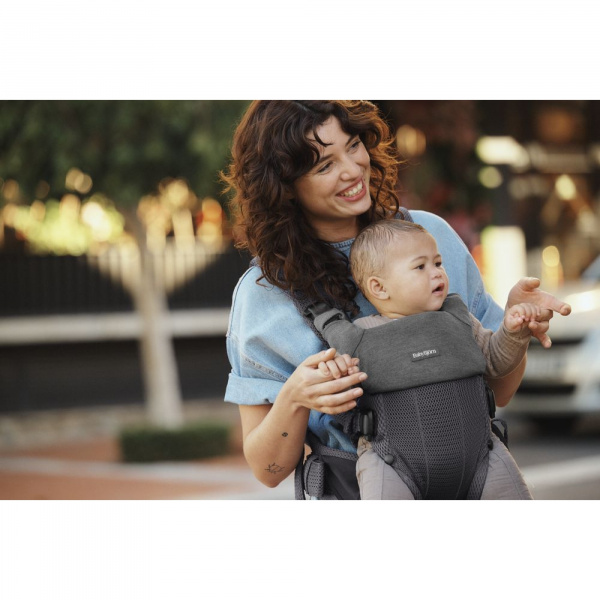 Bavoir pour porte bébé harmony gris foncé Babybjorn