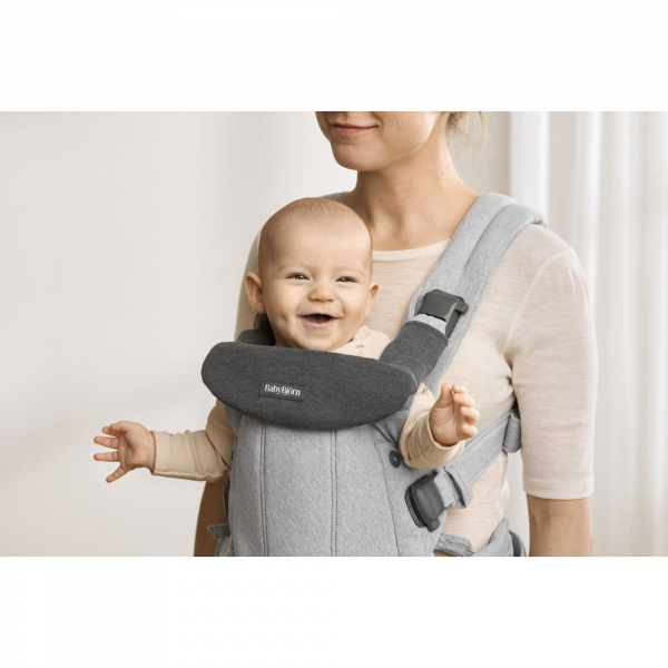 Bavoir pour porte bébé harmony gris foncé Babybjorn