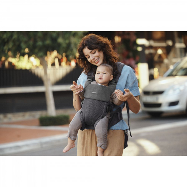 Bavoir pour porte bébé harmony gris foncé Babybjorn