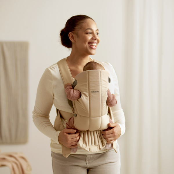 Porte-bébé mini tissé beige Babybjorn
