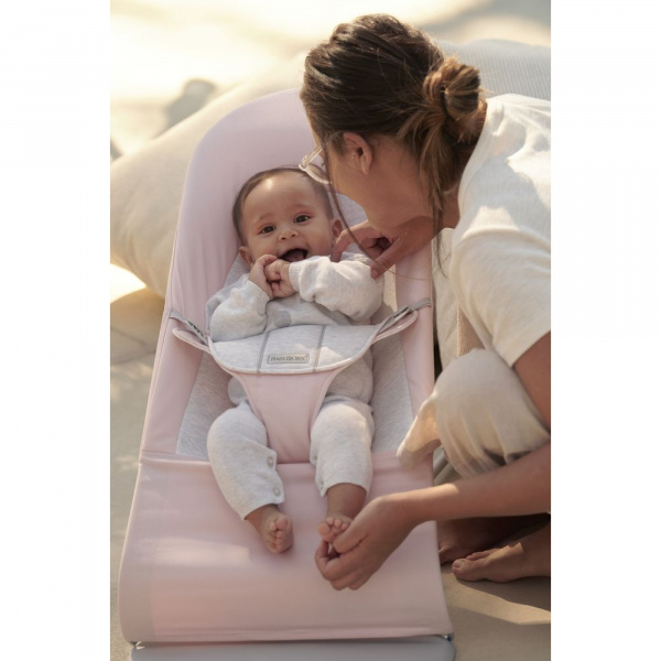 Transat bébé balance soft vert sauge et gris clair Babybjorn