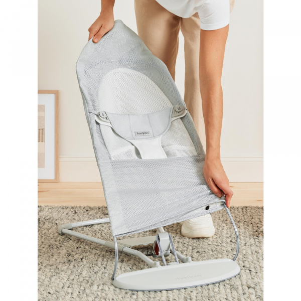 Transat bébé balance soft vert sauge et gris clair Babybjorn