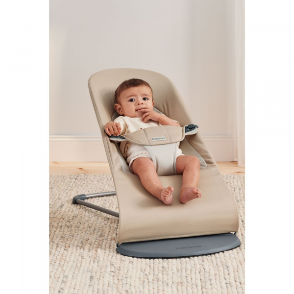 Transat bébé balance soft vert sauge et gris clair Babybjorn