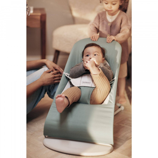 Transat bébé balance soft vert sauge et gris clair Babybjorn