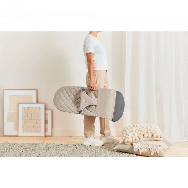 Pack transat bliss tissé matelassage pétale gris sable avec arche de jeux yeux espiègles Babybjorn