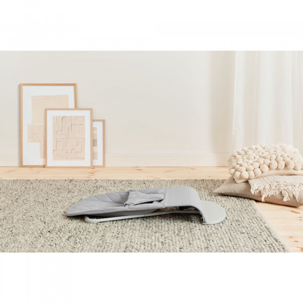 Pack transat bliss tissé matelassage pétale gris sable avec arche de jeux yeux espiègles Babybjorn