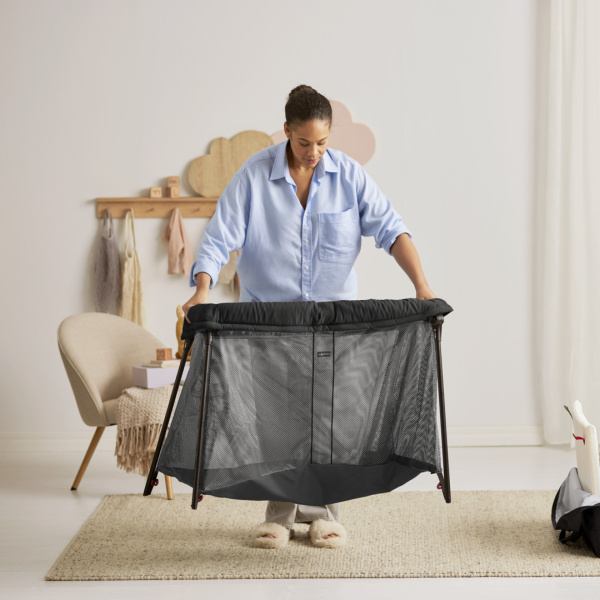 Lit parapluie light babybjorn noir avec drap housse blanc pur organic Babybjorn