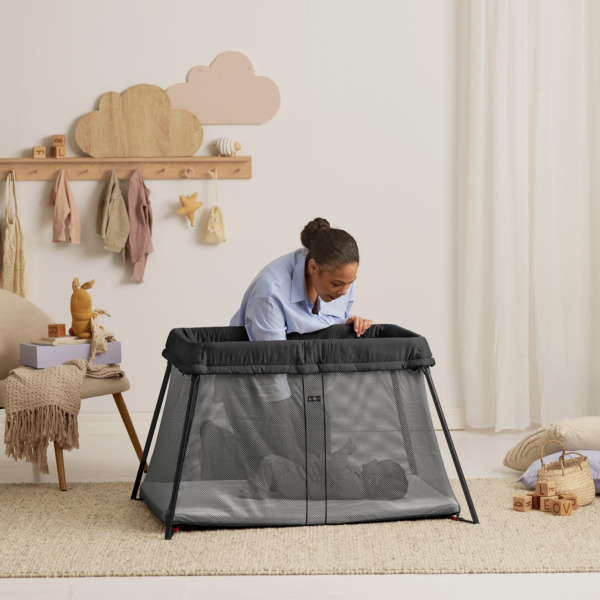 Lit parapluie light babybjorn noir avec drap housse blanc pur organic Babybjorn
