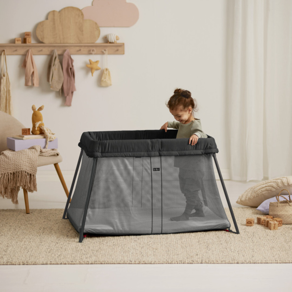 Lit parapluie light babybjorn noir avec drap housse blanc pur organic Babybjorn