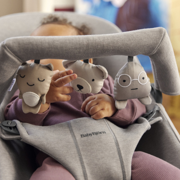 Arche pour transat amis doux tons neutres Babybjorn