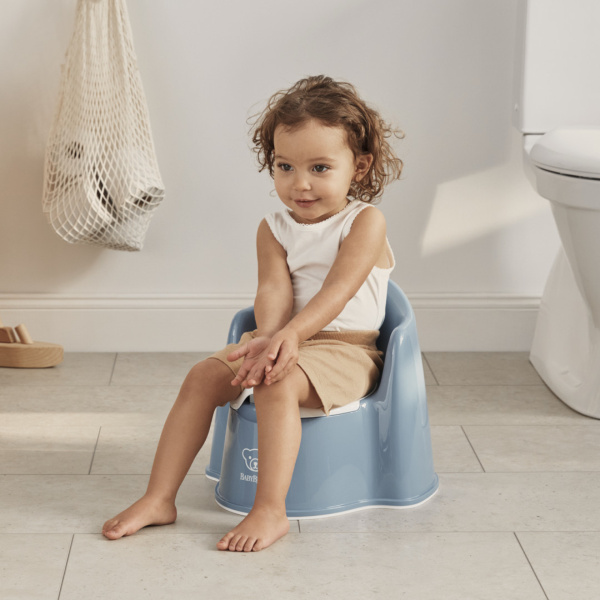 Pot fauteuil bleu profond et blanc Babybjorn