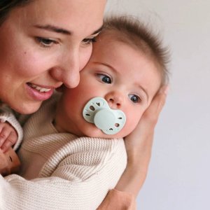 Lot de 2 sucettes anatomiques 0-6 mois essentielle jaune et beige Biolane