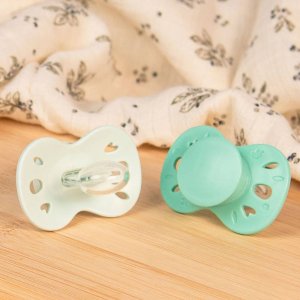 Lot de 2 sucettes anatomiques 18 mois+ essentielle vert clair et foncé Biolane