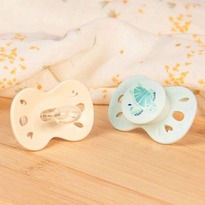 Lot de 2 sucettes anatomiques 0-6 mois animaux vert et beige