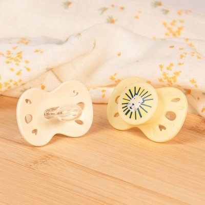Lot de 2 sucettes anatomiques 6-18 mois animaux jaune et beige