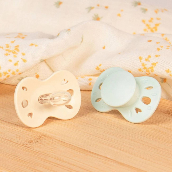 Lot de 2 sucettes anatomiques 6-18 mois essentielle vert et beige Biolane