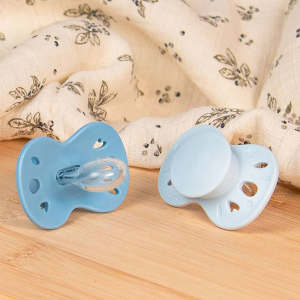 Lot de 2 sucettes anatomiques 18 mois+ essentielle bleu clair et foncé Biolane