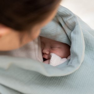 Cape d'allaitement mom'n play Babymoov