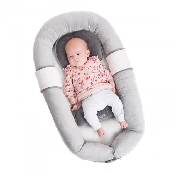 Réducteur de lit bébé gris
