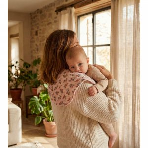 Bavoir 2 en 1 bi-matière (poncho/ épaule) fleurs/ biscuit Bb&co