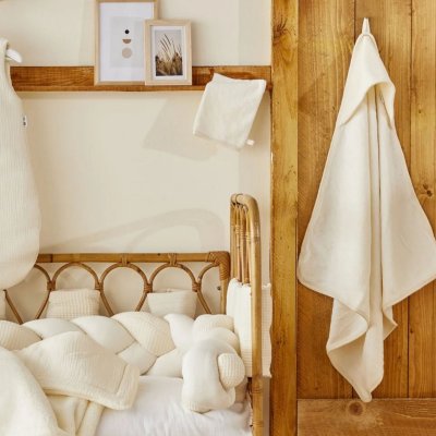 Cape de bain bébé avec gant de toilette mousse de lait