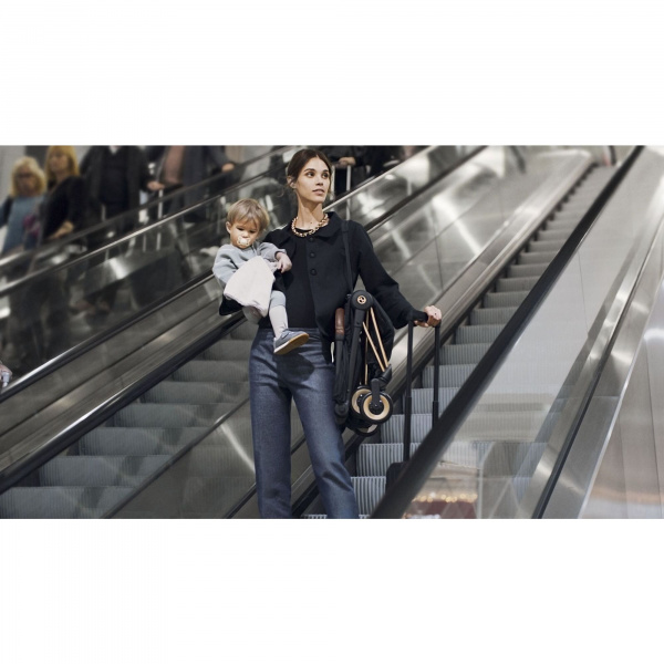 Poussette compacte coya peach pink châssis matt black Cybex