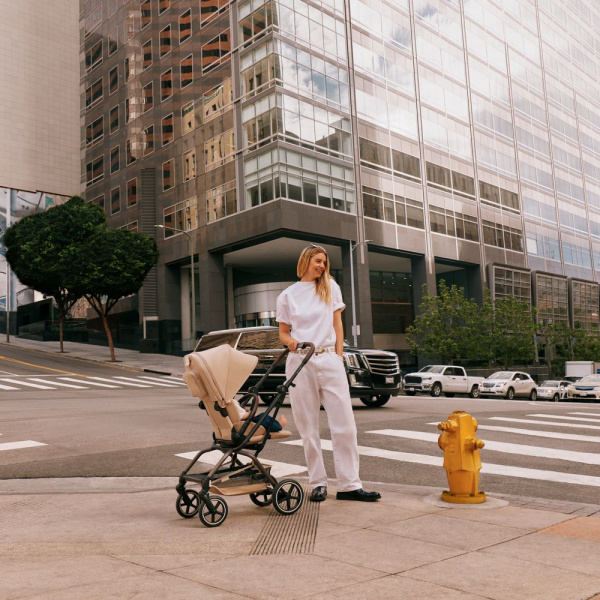 Poussette duo eezy s twist+ 2 pivotante almond beige avec siège auto cloud g i-size Cybex