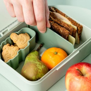 Boîte à goûter avec séparateur playground vert Done by deer