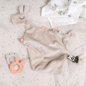 Doudou plat attache sucette lalee sable Done by deer