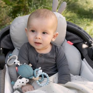 Hochet à suspendre happy clouds bleu Done by deer