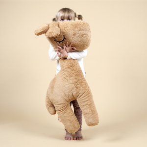 Peluche raffi moutarde 100cm Done by deer