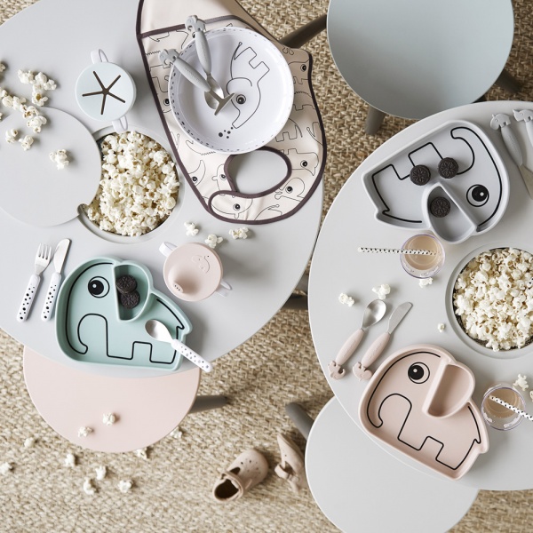 Assiette antidérapante en silicone elphee rose poudré Done by deer