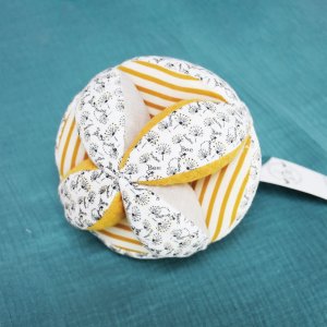 Balle d'éveil hochet pollen l'abeille bio Doudou et compagnie